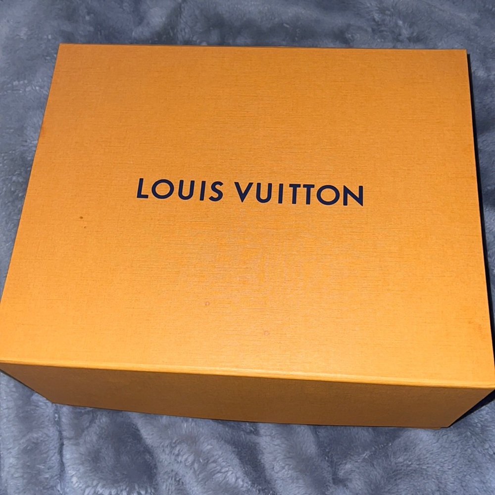 LV RUNAWAY SNEAKER SIZE 36